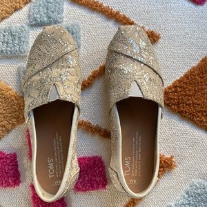 TOMS Women’s Size 5 Silver Lace Glitz